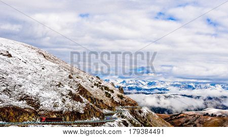 Tianshan is one of the seven wonders of the world mountains, the East and West Tianshan mountains across China, Kazakhstan, Kyrgyzstan and Uzbekistan Shikoku, Tianshan is the world's largest and most magnificent mountains.