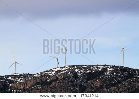 Aerogenerator elettrico mulini a vento sulla montagna neve