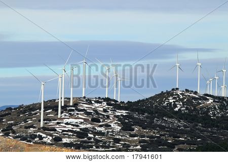 aerogenerator elettrico mulino a vento neve inverno montagna