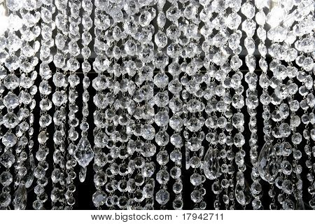 Lámpara de cristal strass blanca sobre fondo negro diseño de interiores de lujo