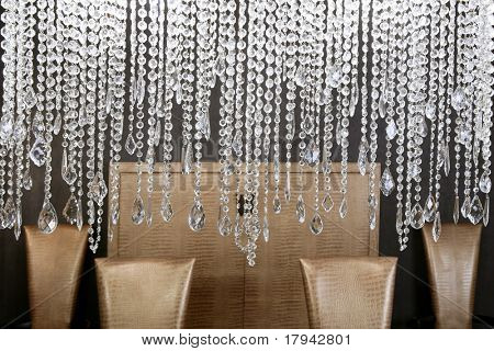 Lámpara de comedor moderno cristal strass y cocodrilo sillas doradas