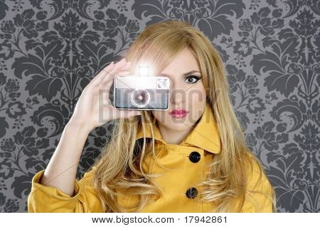 ファッション写真家レトロなカメラ記者女性ビンテージ壁紙黄色いコート