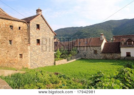 Pyrenees kamienne domy w dolinie Anso Huesca Aragon spain
