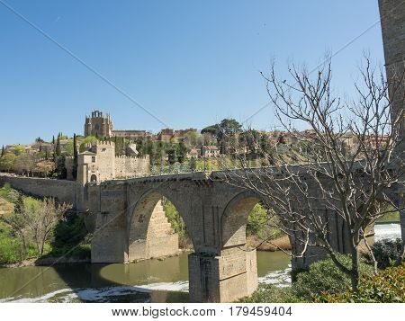 the City of toledo in spain and the tagus river