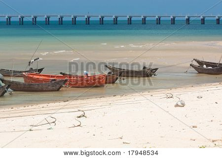 Barcos de pesca ancorados de madeira