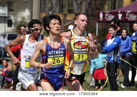 BOSTON - 18 de abril: Quase 25000 corredores participaram da maratona de Boston em 18 de abril de 2011 em Bo