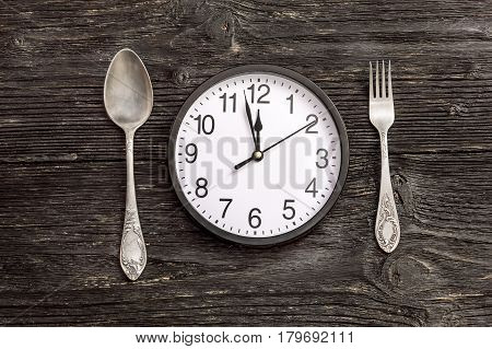 Clock with fork and spoon.Top view. Time to eat.