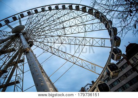 A big ferris whell on a grey sky