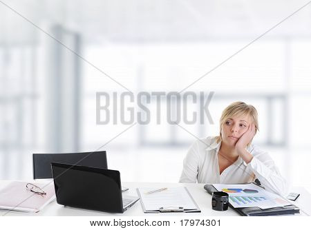 Ragazza piangeva in ufficio.
