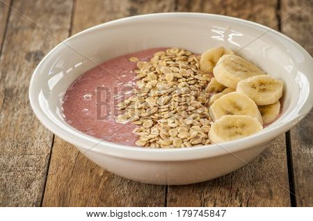 smoothies bowl close up with oats and bannana