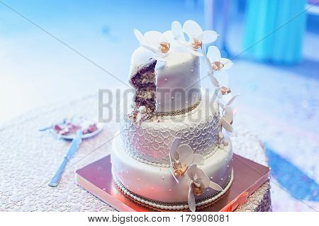 white red pink wedding cake with eatable roses on a side