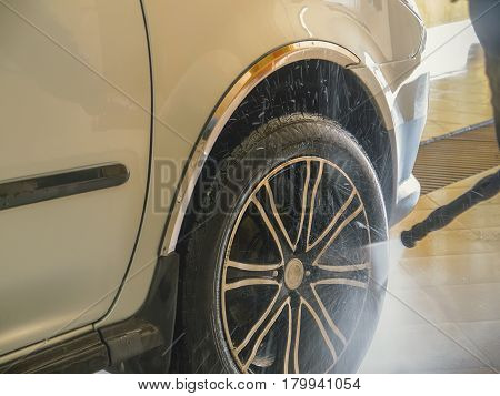 The car wash worker washes a car 