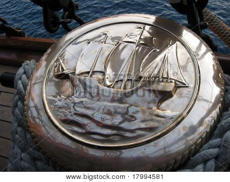 Medallón de metal de un barco
