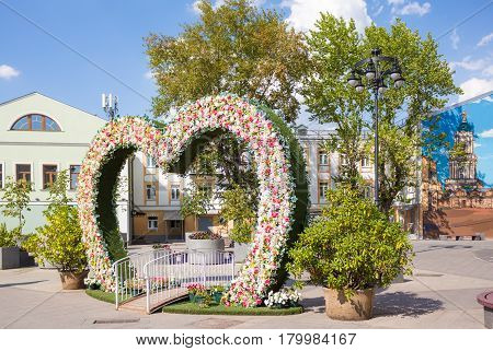 MOSCOW - AUGUST 7 2016: Photo spot with flower decoration and bridge on Pyatnitskaya street near Novokuznetskaya metro station.