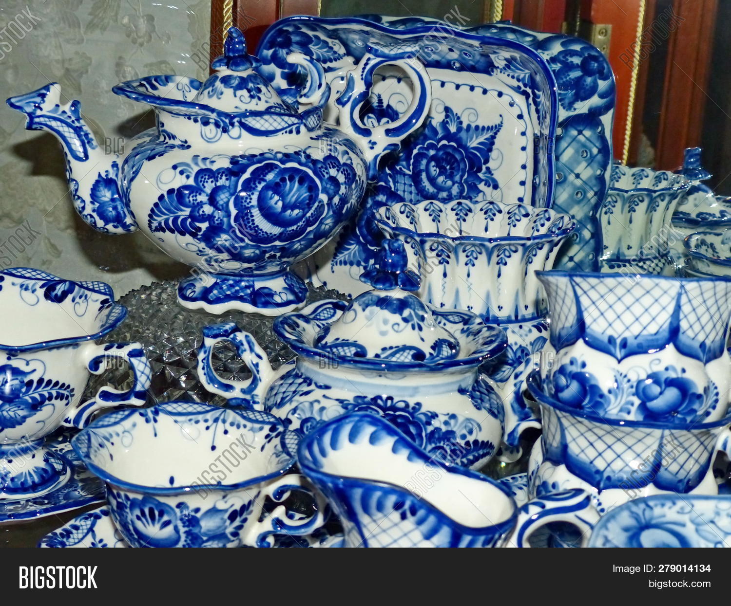 народная промысел гжель русская. самовар гжель электрический. ансамбль посуды. гжельский фарфор промысел. сообщение о игрушке гжель.