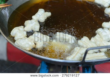 Patongko - Frying Deep Fried Dough Stick In Pan