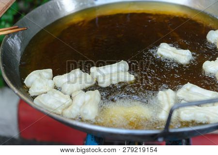 Patongko - Frying Deep Fried Dough Stick In Pan
