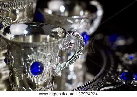 銀セット カップは、暗い背景とクローズ アップ