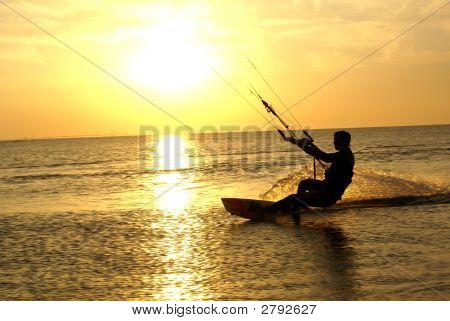Kitesurfing a západ slunce
