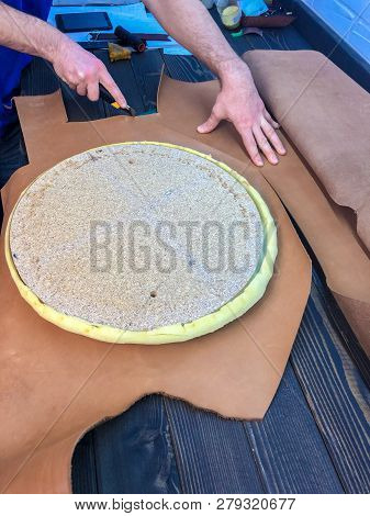 Constriction Of The Seat Of A Chair Leather , The Wizard Changes The Padding