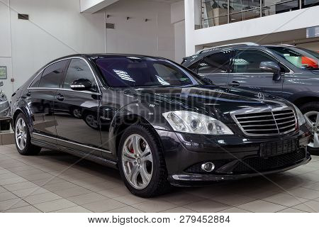 Novosibirsk, Russia - 08.01.2018: Front Quarter View Of The 2006 Mercedes Benz S-class Limousine Sed