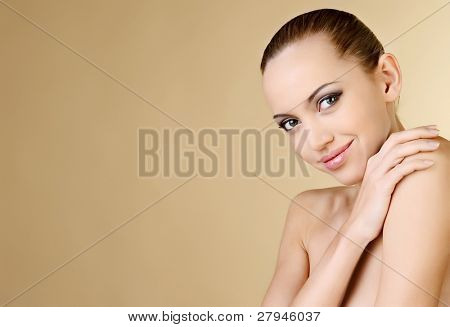 Retrato de mujer sexy con hermosos ojos y labios