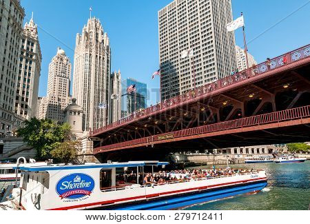 Chicago, Illinois, Usa - August 15, 2014: Sightseeing Cruise With Tourists On Chicago River Under Th