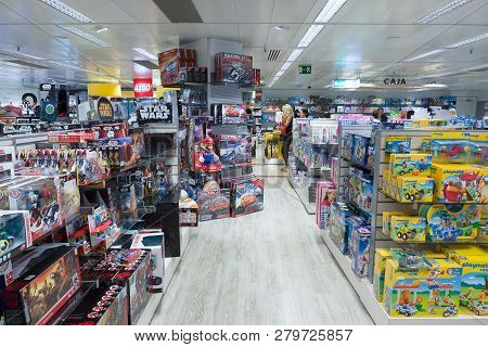 Barcelona, Spain - August 17, 2017: Barcelona Is The Tourist Center Of Europe. The Largest Shopping 