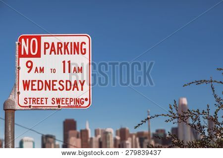 San Francisco, California, Usa. December 27th 2018. No Parking On Wednesdays Sign With The San Franc
