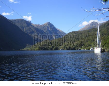 山と湖のボート