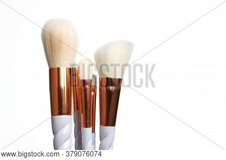 A Set Of 6 Make-up Brushes, Shot On White Background. 5 Of Them Are Grouped Together And Counterbala