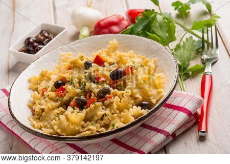 mafalde pasta with capsicum black olives and onions