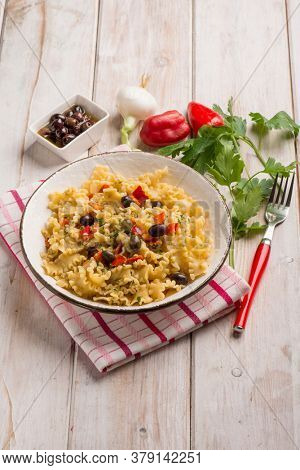 mafalde pasta with capsicum black olives and onions