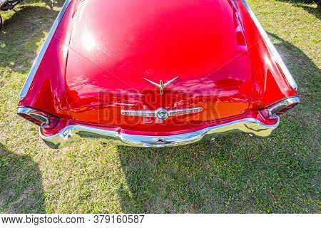 Savannah, Ga / Usa - April 21, 2018: 1955 Studebaker Commander At A Car Show In Savannah, Georgia.