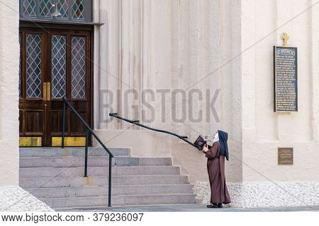 New Orleans, Louisiana/usa - 8/1/2020: Nun Praying On The Steps Of St. Patrick's Catholic Church In 