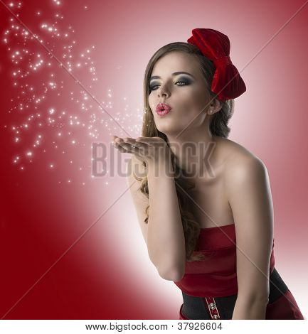 สาวสวยกับชุดสีแดงเปิดของไตรมาสสาม