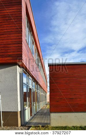 modernes SchulgebÃ¤ude mit Holzfassade