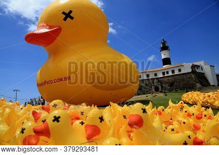 Salvador, Bahia / Brazil - November 29, 2015: Inflatable Duck Symbol Of The Campaign - I Will Not Pa