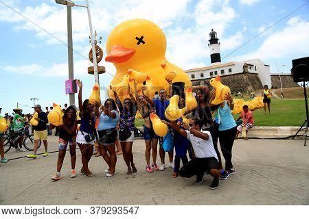 Salvador, Bahia / Brazil - November 29, 2015: Inflatable Duck Symbol Of The Campaign - I Will Not Pa