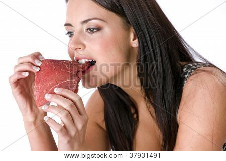 Kvinna äta rått kött