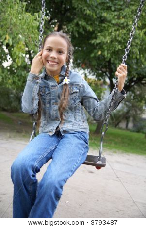 Preteen flicka på en gunga