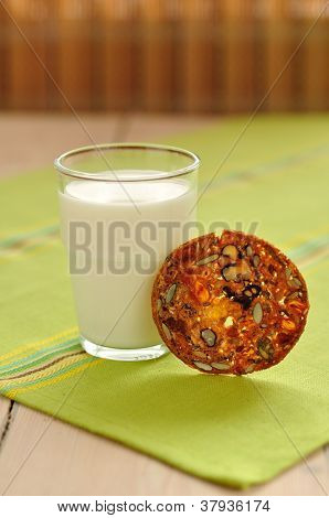 Un bicchiere di latte e un fresco