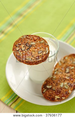 Un bicchiere di latte e patatine