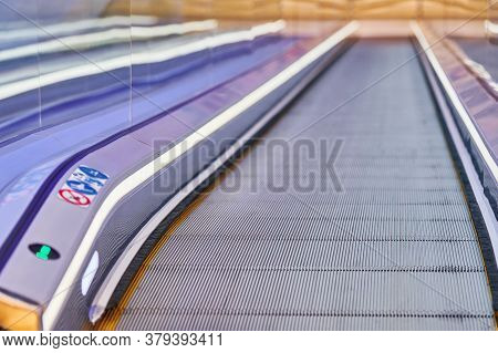 Moving Walkway In Shopping Center. Horizontal Slow-moving Conveyor Mechanism For Easy Elevation. Tra