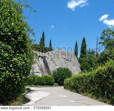 Lump Of Gabbro Diabase - Stone, Tourist Attraction In Vorontsovsky Park, Crimea