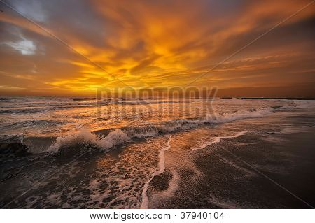 Orange coucher de soleil sur la mer