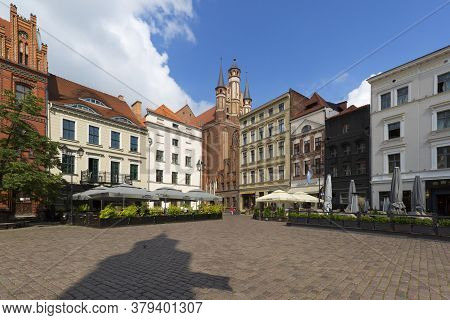 Torun, Poland - June 27, 2020: Old Town Sguare, Historic Colorful Tenements And Church Of The Blesse