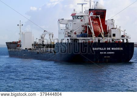Salvador, Bahia / Brazil - November 3, 2014: Ship Is Seen In The Waters Of Baia De Todos Os Santos, 