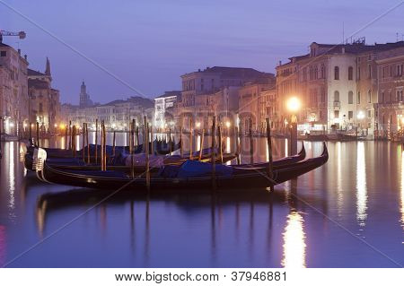 Sunrise gondol Canal Grande üzerinde