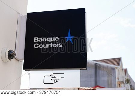 Bordeaux , Aquitaine / France - 07 30 2020 : Banque Courtois Star Text And Logo Sign On Wall Office 